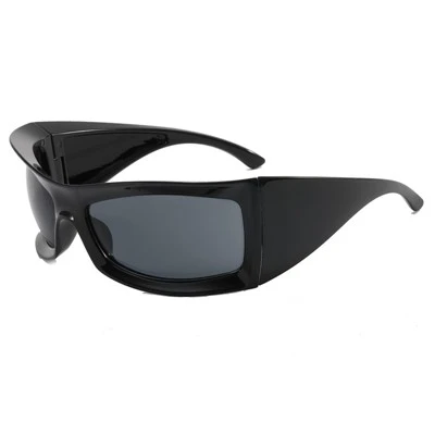 Grandes lunettes de soleil enveloppantes